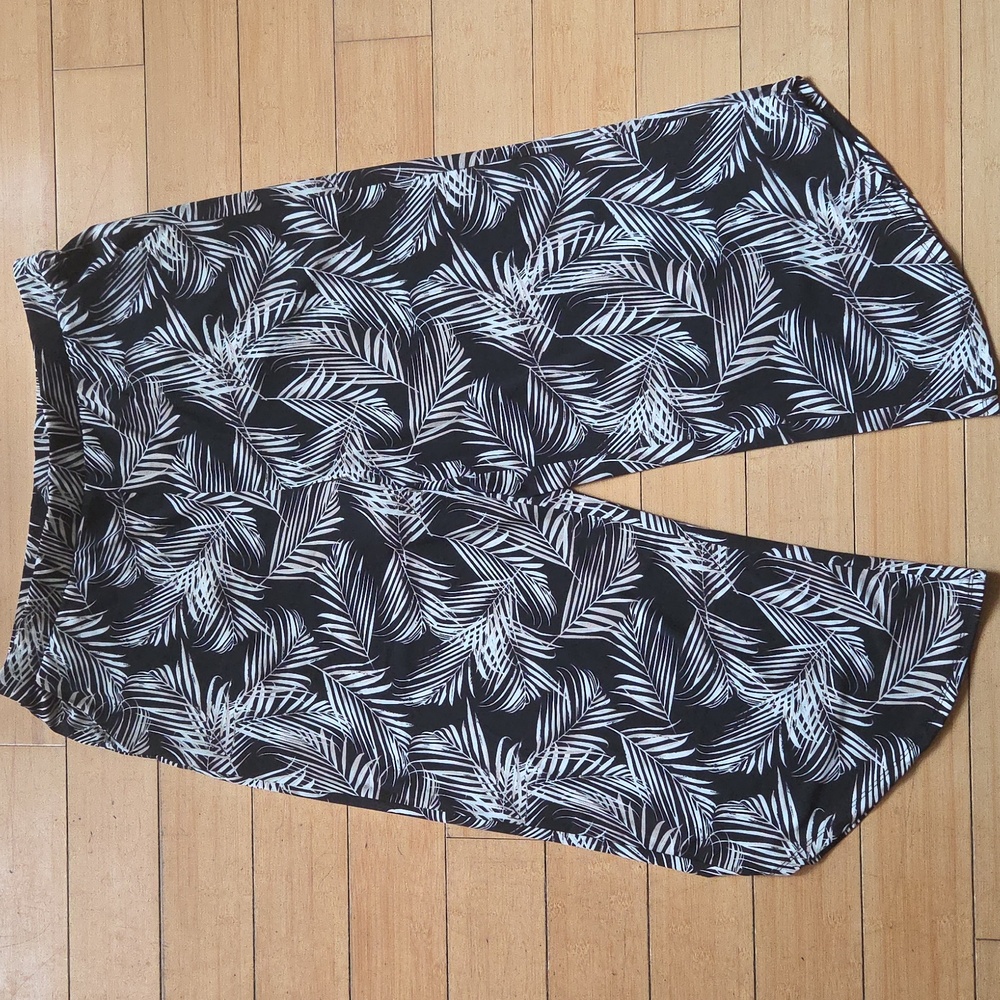 NWT • Philosophy • Monochrome Leaf Print Capris